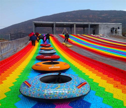北京彩虹滑草场